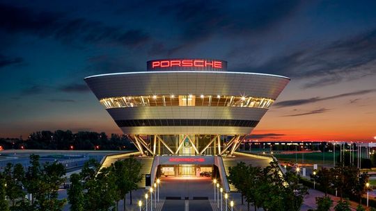 Die Leute vom Porsche-Werk in Leipzig können stolz sein! Denn jetzt hat das Werk den Automotive Lean Production Award 2025 für seine Art, eine komplexe Fertigung reibungslos zu koordinieren, erhalten. Hier mehr dazu ...(Bild:  Porsche)