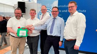 Übergabe eines E-Fuel-Kanisters an die Abgeordneten in Mannheim: (v. l.) Dr. Christian Jung, Friedrich Haag, Prof. Thomas Koch und Obermeister Dietmar Clysters. (Bild: Kfz-Gewerbe Baden-Württemberg)