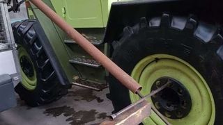 Auch Landmaschinentechniker können sich mit Kreativität die Arbeit gelegentlich erleichtern. (Privat)