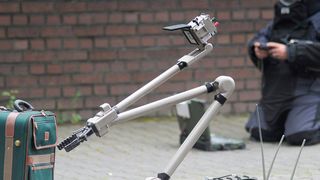 Mit dem neuartigen Roboter können Sprengstoffspezialisten bereits aus der Ferne einen sicheren Blick auf und in das gefährliche Objekt werfen. (Bild: Fraunhofer)