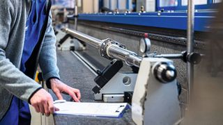 Ein Kugelgewindetrieb wird bei Kammerer fertigungsbegleitend geprüft. (Bild: Joshua Rzepka für Kammerer)