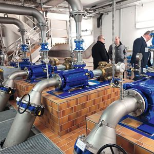 Insgesamt kommen zwei "Staffeln" an auffällig blauen Pumpen zum Einsatz. Erkennt sich hier ein Hersteller wieder?(Bild:  Stefan Bausewein)