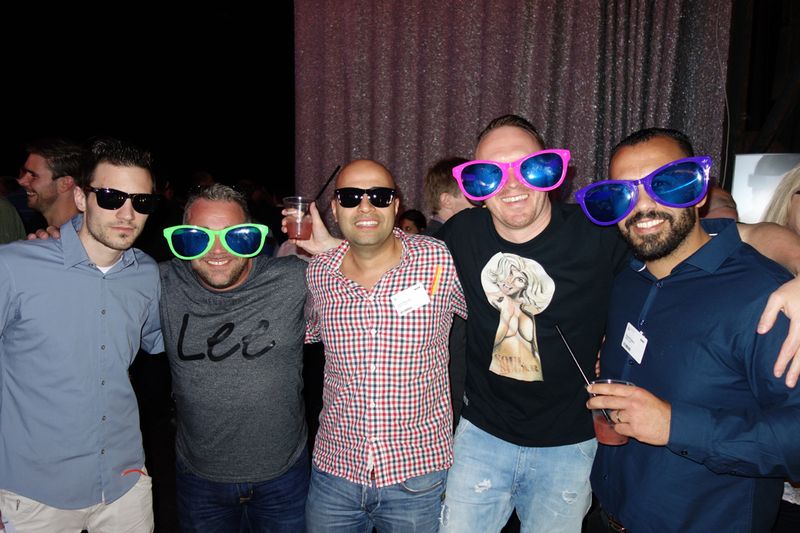 Wer sich wohl hinter diesen Brillen versteckt? (Bild: IT-BUSINESS)