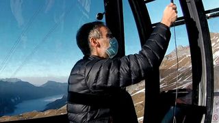 Aerodynamik in der Kabine: An den Fenstern misst ein Spezialist die Luftströme mithilfe von Luftdrucksensoren.  (Bild: Streamwise GmbH)