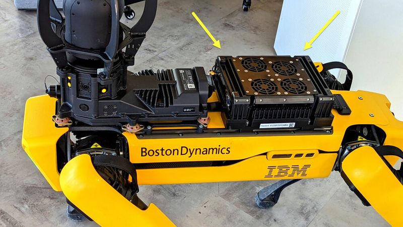 Alle Kamera-Bilder laufen erst mal auf den Edge-Computer. Das ist ein vollwertiger Rechner mit einer leistungsstarken CPU, aber auch Grafikkarte, alias GPU. Der PC nutzt neuronale Netze und KI zur Auswertung der Bilddaten, der Videodaten, der Audiodaten, und sonstiger Sensordaten. (Harald Karcher)