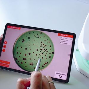 Individual colonies can be marked by tapping on them on the screen with your finger or a touchscreen stylus. In the assist mode, other colonies of the same type are now identified, marked, and counted.(Source:  Funke-Dr. N. Gerber Labortechnik)