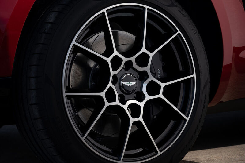 Das Modell ist mit einer Mischbereifung aus 22-Zoll-Rädern – 285er-Reifen vorne und 325er hinten – ausgestattet. (Aston Martin)