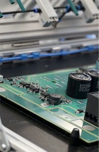 (Das Siemens Gerätewerk in Erlangen konnte dank einer schnell implementierten KI-Lösung Scheinfehler während der Platinenfertigung reduzieren und somit wertvolle Ressourcen und Kosten einsparen. Bild: Siemens AG)