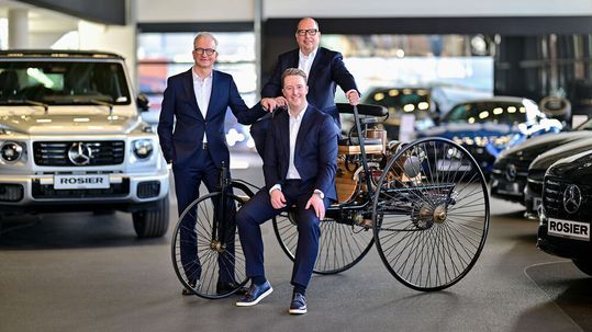 Die Geschäftsführung der Rosier-Gruppe (v.li.): Geschäftsführer Marc Heinen,  geschäftsführender Gesellschafter Heinrich Rosier, und Direktor Organisation Paul Rosier, mit der Replik des Benz Patent-Motorwagens Nr. 1.(Bild:  www.opohl.de)