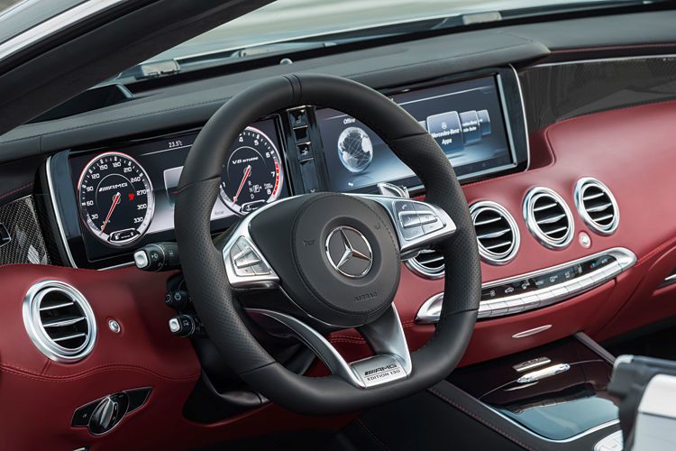 Auf dem üppig dimensionierten Cockpit-Bildschirm läuft Tacho, Drehzahlmesser & Co., nur noch digital. (Foto: Daimler)