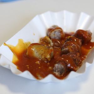 Mit dem „Curry-Max“ alle 7 Minuten automatisch eine fertige Currywurst in der Schale – heiß, geschnitten und mit Soße.
