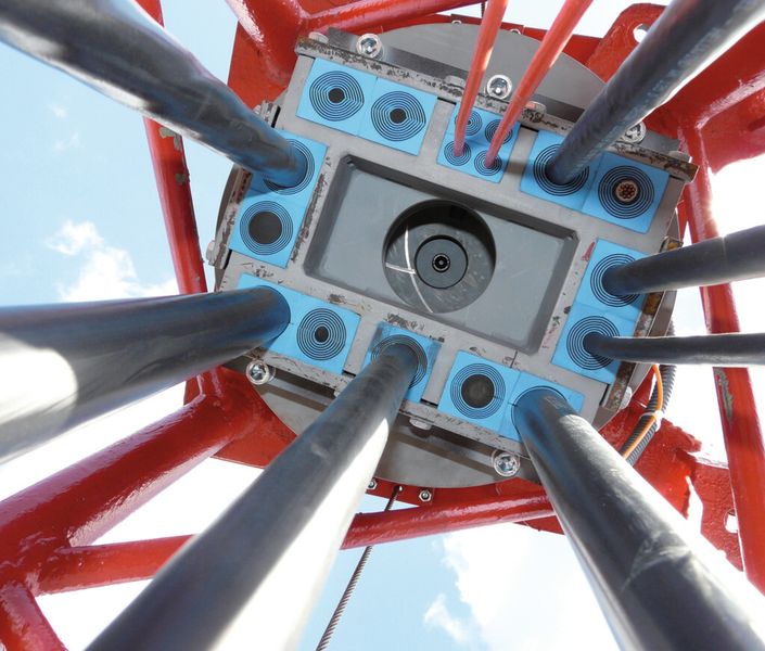 In der speziell konzipierten Kabelhalterung lassen sich bis zu 20 Kabel gleichzeitig montieren und testen. (Bild: Helukabel)