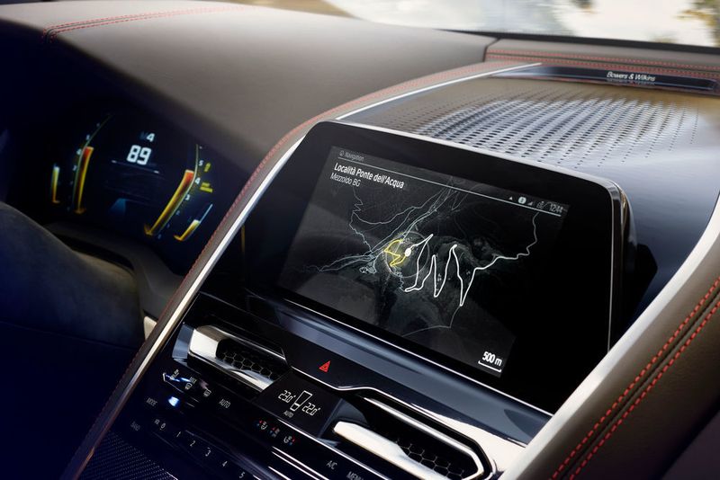 Es bleibt wie bei den aktuellen Limousinen beim starren Zentralbildschirm, der vertikal aus der Konsole herauswächst. (BMW)