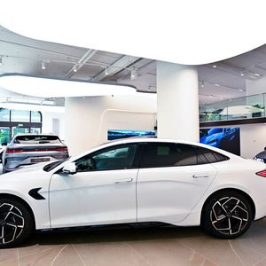 Neben Denza sind in dem neuen Showroom auch BYD-Modelle ausgestellt.(Bild:  BYD)