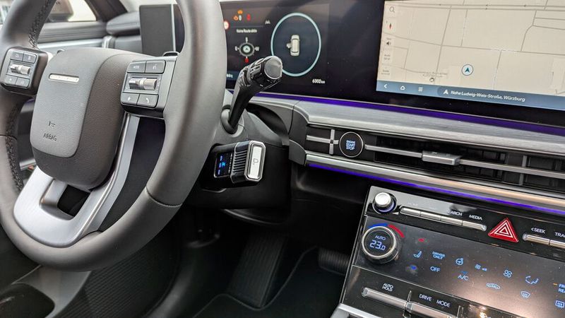 Erfreulicherweise setzt Hyundai nicht auf reine Touchbedienung. Besonders positiv aufgefallen sind uns die Tasten und Drehwalzen auf dem Lenkrad. Der Touchscreen mit seinen kleinen Schaltflächen lässt sich hingegen nicht gut bedienen. Und der Fahrschalter an der Lenksäule wird vom Lenkrad verdeckt. (Bild: Rosenow – VCG)