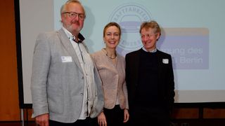 Obermeister Thomas Lundt (l.) mit Berlins Senatorin Manja Schreiner und Anselm Lotz,  Vorstandsmitglied der Innung Berlin (Bild: Zietz - VCG)