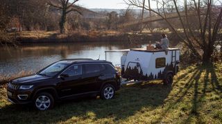 Das Startup Kuckoo will mit dem Squaredrop Camper „Bruno“ das Beste aus Wohnmobil, Zelt und Van in einem nachhaltigen, komplett aus Holz bestehenden 750-Kilo-Anhänger mit 2,00 x 1,40-Meter-Schlafbereich und kleiner, ausziehbarer Küche vereinen. (Bild: Kukoo)