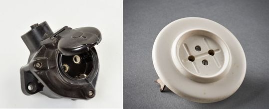 Bild 3: 1930 wurden Schuko-Steckdosen für nasse und durchtränkte Räume vorgeschrieben. Bis in die 1970er-Jahre waren Steckdosen ohne Schutzkontakt noch üblich. Links: Schuko-Steckdose, Feuchtraum, von Stotz-Kontakt, um 1935 (Inv. Nr. 80271T4). Rechts: Unterputzsteckdose, zweipolig, um 1950 (Inv. Nr. 2020-48). (Bild:  Deutsches Museum.)