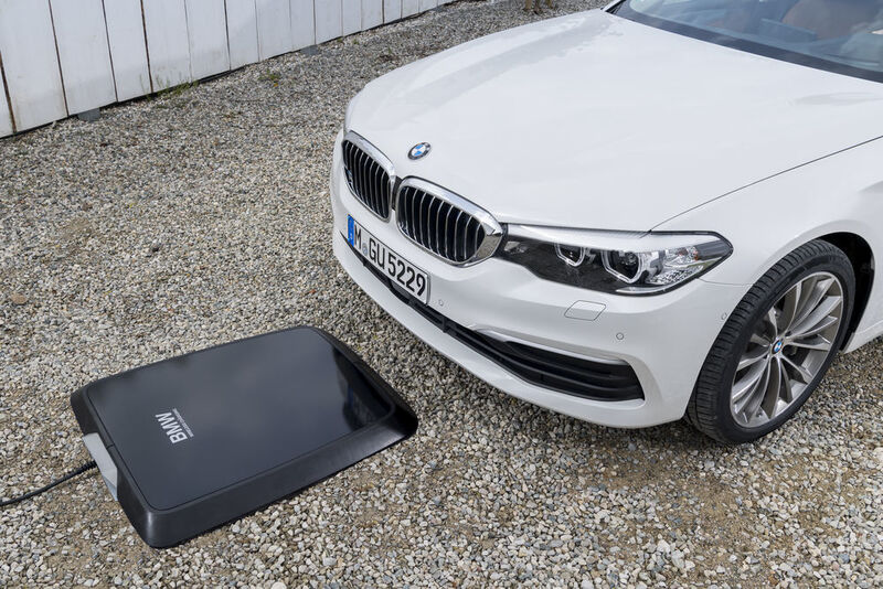 Die Handhabung ist denkbar einfach. Das Fahrzeug muss lediglich exakt über dieser Bodenplatte platziert werden. (BMW)