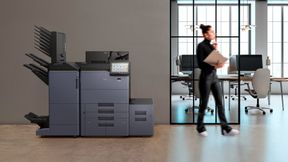 Die Taskalfa-MFPs von Kyocera, hier das Modell MZ10500i mit Finisher und zusätzlichen Papierkassetten, sind für hohe Druckvolumina konzipiert. Durch die Dual-Toner-Technik ist ein Tonerwechsel im laufenden Druckvorgang möglich. (Bild: Kyocera)