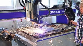 120 Jahre Zinser! Der Spezialist für das Plasma- Autogen- und Laserschneiden aus Albershausen hat am 15. Juni zu diesem Anlass einen Kundentag veranstaltet. Wie es heißt, was eins der live zu sehenden Highlights diese Zinser 4025, ihres Zeichens ein sogenanntes Plasmafasenaggregat. (Michael Saur)