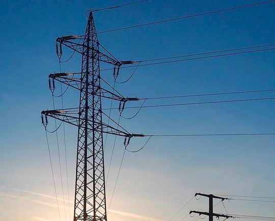 Strom ist in Deutschland im EU-Vergleich teuer, was vor allem die energieintensiven Industriesektoren unter Druck bringt. Letztens hat die Politik aber für Entspannung gesorgt, die man jetzt noch länger laufen lassen will ...(Bild:  Versorgungsamt)