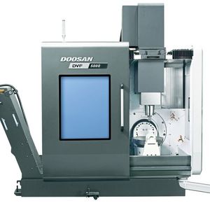 Im Rahmen des DVF-Serienauftritts zur AMB hat Doosan auch diese DVF 5000 mit dabei, wie es heißt. Werkstücke bis 500 mm Durchmesser und einem Gewicht von maximal 400 kg können standardmäßig auf fünf Achsen zerspant werden. Speziell für die Bearbeitung von unterschiedlichen und komplexen Werkstückgeometrien sei die DVF-Serie entwickelt worden. Die Systeme werden laut Hersteller mit einem automatischen Servo-Werkzeugwechsler ausgestattet.
