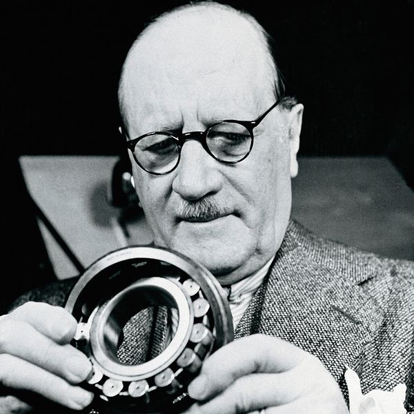 Der schwedische Ingenieur Sven Wingquist legt mit der Erfindung des zweireihigen Pendelkugellagers den Grundstein für SKF. (Bild: SKF)