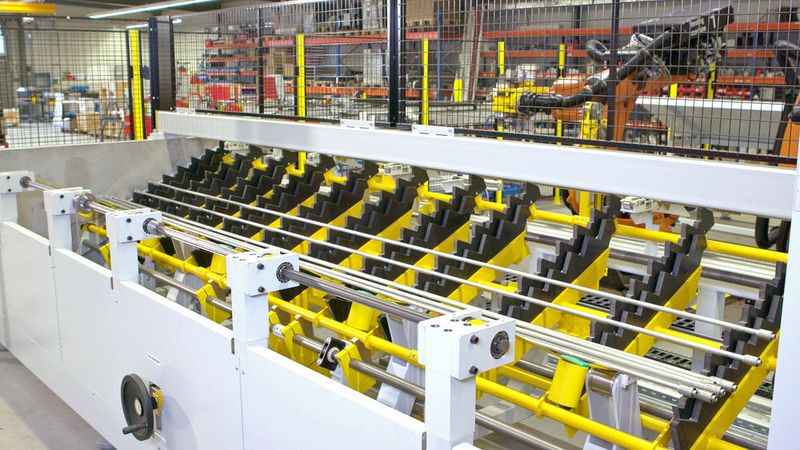 Dieses Magazin ist ein Stufenförderer und führt dem Biegeroboter die Rohre zu. (Transfluid)