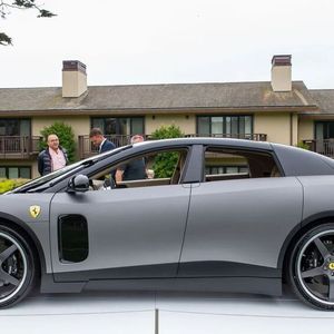 Platz 2: Dieser Neuwagen in Form eines 2026er Ferrari Luce Tailor Made Sedan erlöste phänomenale 40.000.000 Doller (RM Sotheby's) für eine Wohltätigkeitstombola.(Bild:   Andrej Sokolow/​dpa)