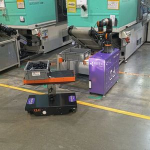 Der Rebel Move kommt bei Igus als autonomes Shuttle zum Einsatz, das unter anderem Drehstapelbehälter mit Bauteilen von Spritzgussmaschinen abtransportiert. (Bild:  Igus)