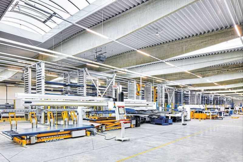 Blick in die Fertigungshalle von Hauser: Im Mittleren Bereich sind die Stanzmaschinen, die die erste Station in der Bearbeitung des Rohmaterials darstellen, aufgestellt. Die Produktionshalle des Blechlagersystems mit der Blechbearbeitungslinie wurde eigens für diesen Zweck erbaut. (Trafö)