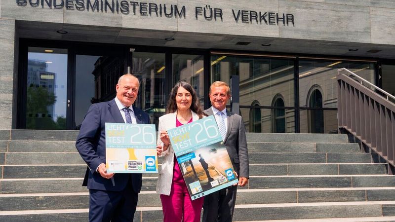 Kirsten Lühmann, Präsidentin der Deutschen Verkehrswacht, stellt zusammen mit Bundesinnungsmeister Detlef Peter Grün (BIV-Kfz) und ZDK-Präsident Thomas Peckruhn (r.) vor dem Bundesverkehrsministerium in Berlin die aktuelle Licht-Sicht-Test-Aktion vor. (Bild: ONE2SEVEN)