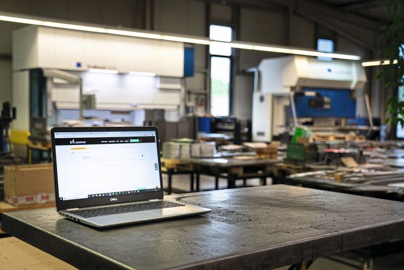 Die Zusammenarbeit mit Laserhub hat die Teilebeschaffung bei MMB deutlich verbessert.(Bild:  Laserhub)