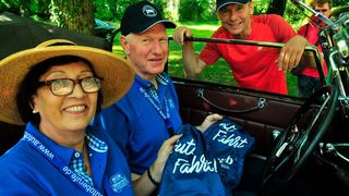 Glück im Los: Monika Karl und Rudi Hörr gewannen mit ihrem Mercedes 380 Kompressor (Baujahr 1933) den im Jahr 2017 von »kfz-betrieb« verlosten Startplatz. Stefan Zügner (re.), Leiter Marketing und Vertrieb bei Vogel Business Media, gratuliert. (Bild: Zietz/»kfz-betrieb«)