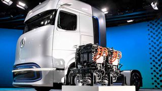 Vor über zwei Jahren stellte Mercedes seinen Genh2-Truck vor, der aus Wasserstoff über Brennstoffzellen (im Bild davor) seine elektrische Antriebsenergie erhält. Der OEM hat diesen Weg nicht umsonst eingeschlagen, wie eine Metaanalyse zur Nutzung von Wasserstoff zeigt. (Bild: Mercedes)