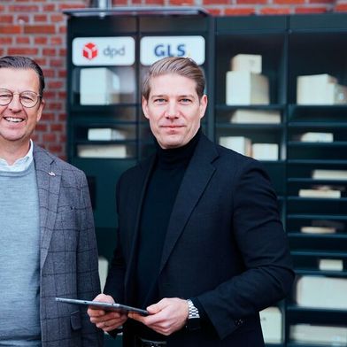 Michael Knaupe, Chief Customer Experience & Business Development Officer bei DPD Deutschland (l.), und Jascha Waffender, Director Out of Home GLS Germany, haben ein Update zu ihrer anbieterübergreifenden Zusammenarbeit gegeben: Inzwischen sind 150 Paketstationen gemeinsam nutzbar. (Bild: GLS)