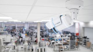 Die „Aviotec-8000i-IR“-Kamera kann in Echtzeit wirkliche Brände von Flaschalarmen am Brandherd zuverlässig unterscheiden. (Bild: Bosch)