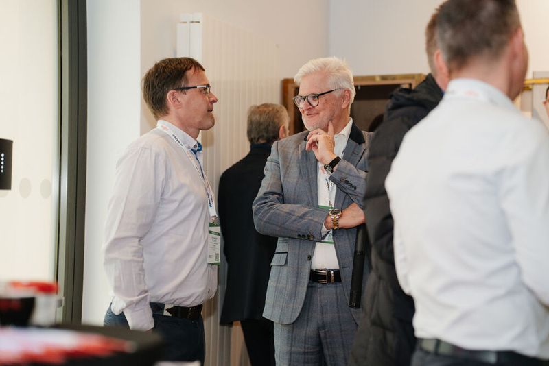 Alexander Tlusti (Fujitsu) und Ingo Kraft (Netapp) nutzen die Networking-Pausen. (Bild: Manuel Emme Fotografie/Vogel IT-Akademie)