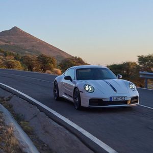 Zusätzlich bekam das adaptive Sportfahrwerk geänderte Federn und wurde zehn Millimeter tiefer gelegt.(Bild:  Porsche)