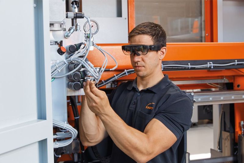 Das System Visualassistance von Kasto vereinfacht die Fernwartung von Maschinen und Anlagen. Der Anwender kann per Tablet, Smartphone oder Smart Glasses Live-Videos an die Serviceexperten senden, um Hilfe zu bekommen.  (Bild: Kasto)