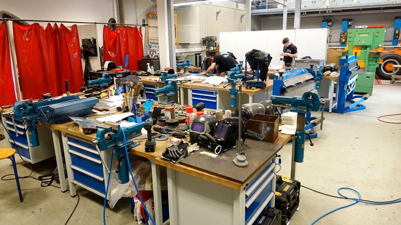 Die räumlichen bzw. ausstattungstechnischen Möglichkeiten in der Max-Eyth-Schule sind wahrlich vom Feinsten, so wie hier in der großen Werkstatt. (Bild: Dominsky – VCG)