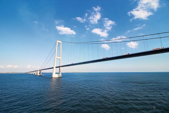 Structural Health Monitoring mit Kistler: Die Storebaelt-Brücke in Dänemark wird mit Hilfe von K-Beam-Beschleunigungssensoren laufend auf strukturelle Veränderungen überwacht. Structural Health Monitoring mit Kistler: Die Storebaelt-Brücke in Dänemark wird mit Hilfe von K-Beam-Beschleunigungssensoren laufend auf strukturelle Veränderungen überwacht.