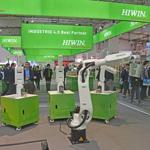 Einen Roboter als Assistenten für schwere oder umständliche Arbeiten stellte Hiwin auf der Hannover-Messe 2016 vor. 