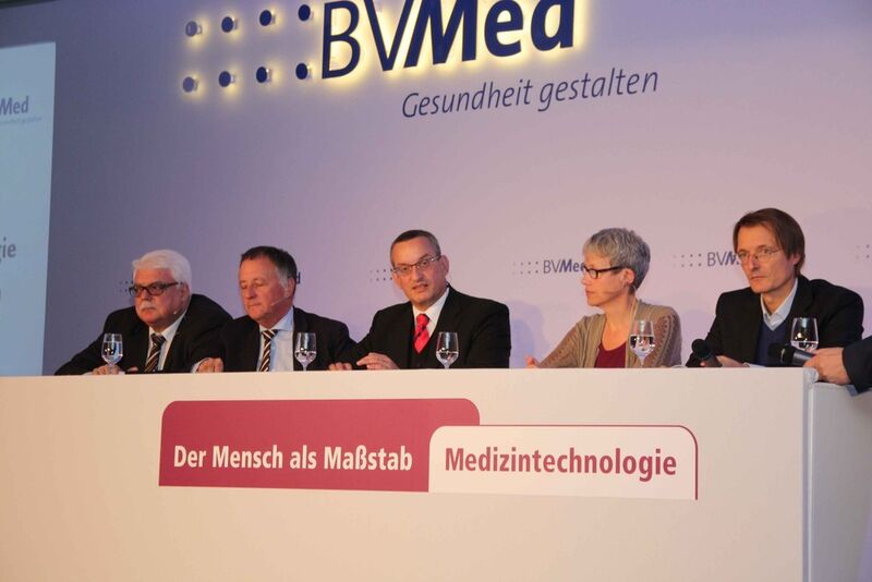 Abschließend diskutieren die gesundheitspolitischen Sprecherinnen und Sprecher der Bundestagsfraktionen mit Dr. Meinrad Lugan, BVMed-Vorstandsvorsitzender (Mitte), wie sie das Gesundheitssystem von morgen gestalten wollen (Bild: Reinhardt)