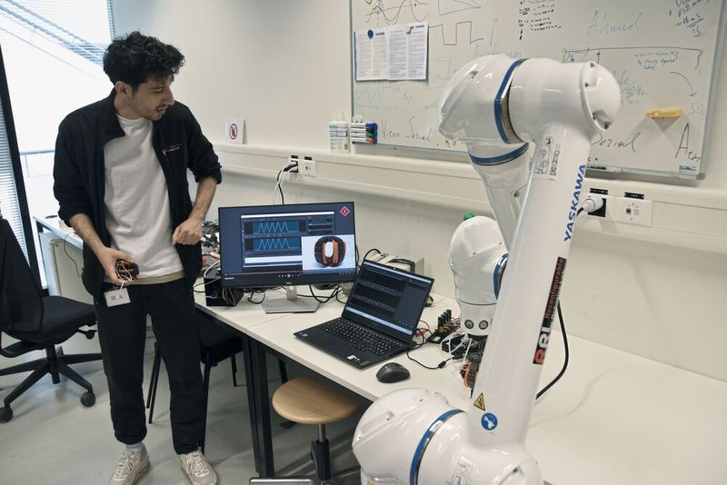 Mit Hilfe eines Cobots messen die Forscher an der ETH Lausanne zum Beispiel genau die Kräfte, die beim Drücken eines Quetschballs entstehen. (Bild: Yaskawa Europe)