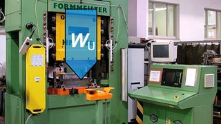 Bild 1: Die Differenz aus zugeführter elektrischer Energie (Eel) und mechanischer Arbeit (WU) der Pressenhydraulik entweicht irreversibel als Wärme (Q). Die Höhe des Energieverlusts ist prozessabhängig. (IFD)