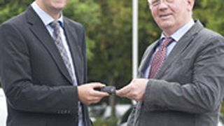 Thomas Stangel, Vertriebsleiter Remarketing Masterlease (li.), überreicht den Schlüssel des Jubiläumsfahrzeugs Opel Meriva an den Geschäftsführer des Autohauses Overhoff, Georg Overhoff. (Archiv: Vogel Business Media)