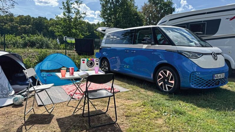 Campingurlaub elektrisch: Der ID Buzz LWB macht im natürlichen Habitat auf dem Stellplatz eine gute Figur.(Bild:  Achter – VCG)