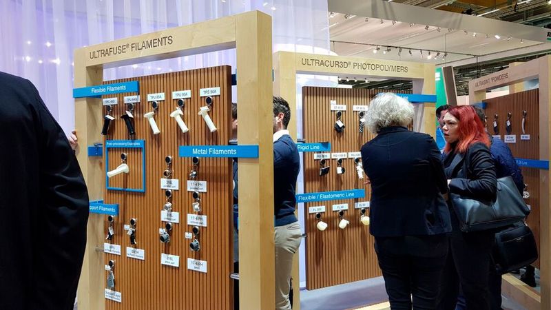 BASF präsentierte mit seiner Marke Forward AM die verfügbaren Ultrafuse-Filamente, Ultracure3D-Photopolymere und Ultrasint-Kunststoffpulver. Neu sind Ultrasint AP 26, Ultrasint PP 1400 Schwarz und Ultracur3D RG 3280. (Bild: D.Quitter / VCG)